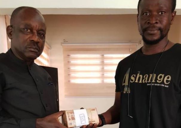 MMT Boss, Bennet Aboagye [Left] handing over GHc20,000 to Lawal [Right] in an alleged cover up