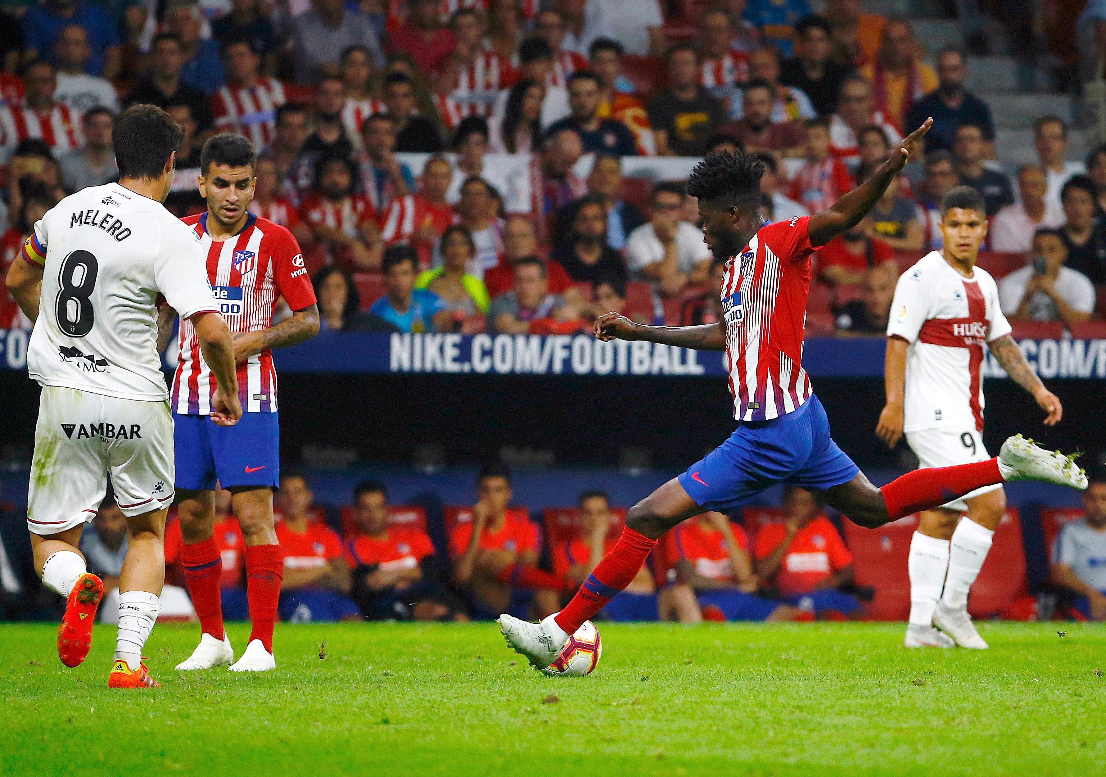 epa07047123 Atletico Madrid's Thomas Partey (R) shoots to score the second goal during the Spanish La Liga soccer match between Atletico Madrid and SD Huesca at Wanda Metropolitano stadium in Madrid, Spain, 25 September 2018.  EPA/J.P.GANDUL