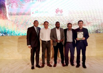 Officers of Huawei and Safaricom receiving the award.