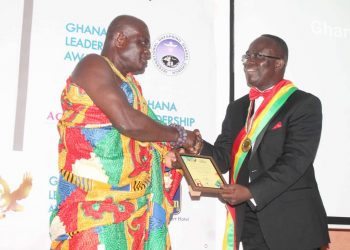 Jasehene Dr Nene Terkpetey Agblezey I (left), Chief of Lekpedze Yiti Kordiabe, presenting the 'Ghana Leadership Hall of Fame' award to Mr Kwasi Kwaning-Bosompem, Acting Controller and Accountant General, at the Ghana Leadership Awards.