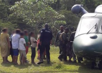 A police officer approaches the suspects in the Ngäbe-Buglé region