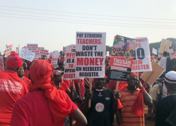Hundreds hit streets to protest against new register (4)
