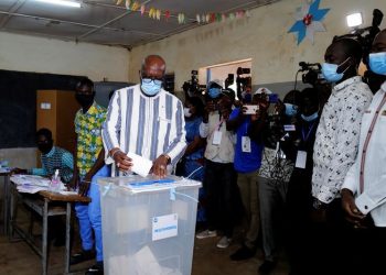 Burkina Faso's President Roch Marc Christian Kabore casts his vote at a polling station during the presidential and legislative election in Ouagadougou, Burkina Faso, November 22, 2020. REUTERS/Zohra Bensemra