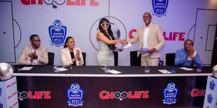 Pictured(L-R): Evalde Mulindankaka (AG. Director General of industry promotion and Entrepreneurship Development at Ministry of Trade and Industry), Aimee P. Cyuzuzo (Rwanda Country Manager -Choplife gaming), Nandy (Singer & Brand Ambassador), Jean Fidele Uwayezu (President- Rayon sport), Patrick Namenye ( secretary General- Rayon sport FC)