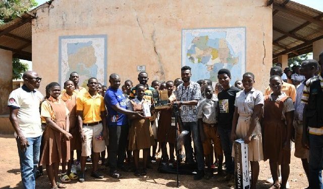 Mr Buta (middle right) presenting the items to the school