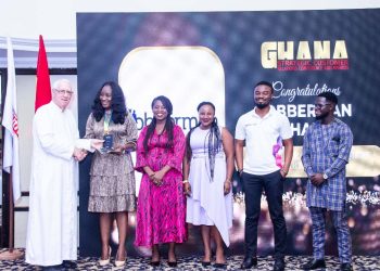 (In photo: Father Andrew Campbell presenting award to MD, Jobberman Ghana, Hilda Nimo- Tieku, flanked by some employees of Jobberman Ghana)