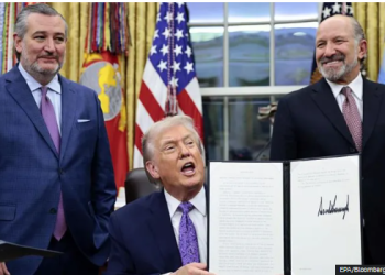 US President Donald Trump in the middle