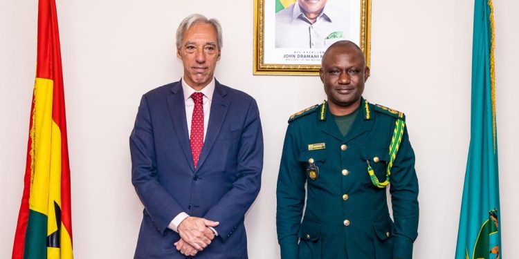 EU Special Representative for the Sahel, Juan Crauviño (L), Comptroller-General of Immigration, Samuel Basintale Amadu,(R)