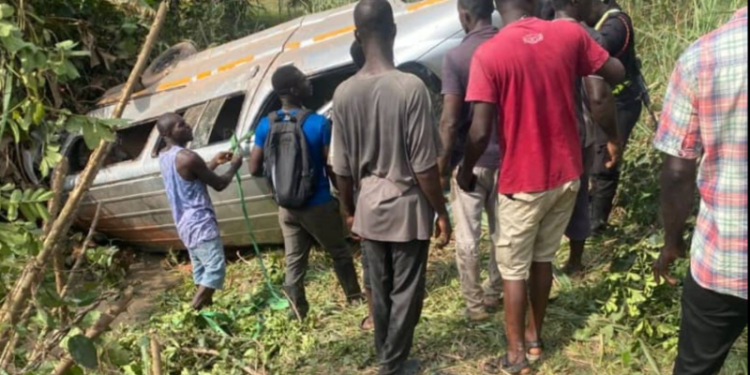 Some bystanders with GNFS officers at the accident scene