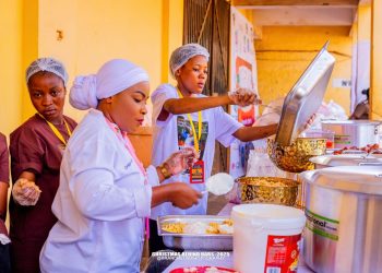 Ghanaian chef and humanitarian, Chef Faila and her team sharing food to the inmates.