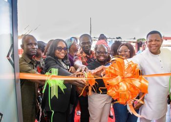 Chief Operating Officer at Access Bank, Ugochi Okoro (2nd from L), some staff of Access Bank, and a section of customers officially opening the branch.