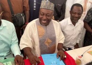 Ghana’s High Commissioner to Nigeria and NDC parliamentary aspirant, Mohammed Baba Jamal Ahmed (middle)