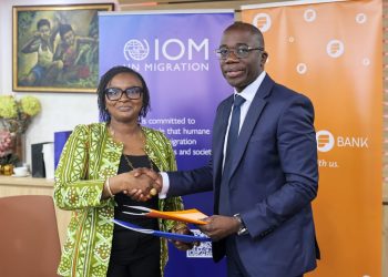 L–R Fatou Diallo Ndiaye, IOM’s Chief of Mission for Ghana, Togo and Benin, and Julian Opuni, Managing Director of Fidelity Bank, exchanging contracts.