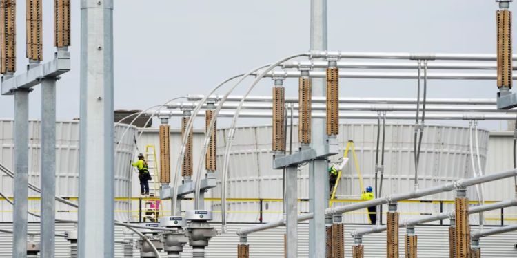 Workers at Elon Musk's xAI facility, which houses a large supercomputer known as Colossus, used for Artificial Intelligence (AI) data processing, in Memphis, Tennessee, U.S. September 11, 2025. REUTERS/Karen Pulfer Focht/File Photo Purchase Licensing Rights