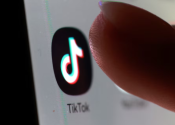 The TikTok app icon on a smartphone in this illustration taken October 27, 2025. REUTERS/Dado Ruvic/Illustration Purchase Licensing Rights
