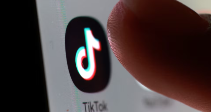 The TikTok app icon on a smartphone in this illustration taken October 27, 2025. REUTERS/Dado Ruvic/Illustration Purchase Licensing Rights