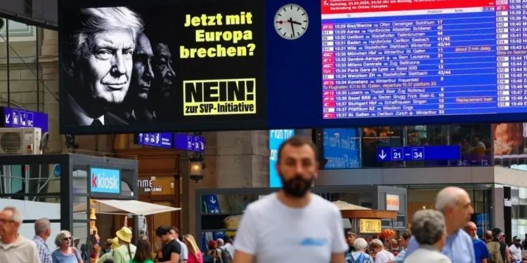 Photo credit: Reuters
No-campaign posters feature Donald Trump, Vladimir Putin and Xi Jinping, warning against "breaking with Europe"