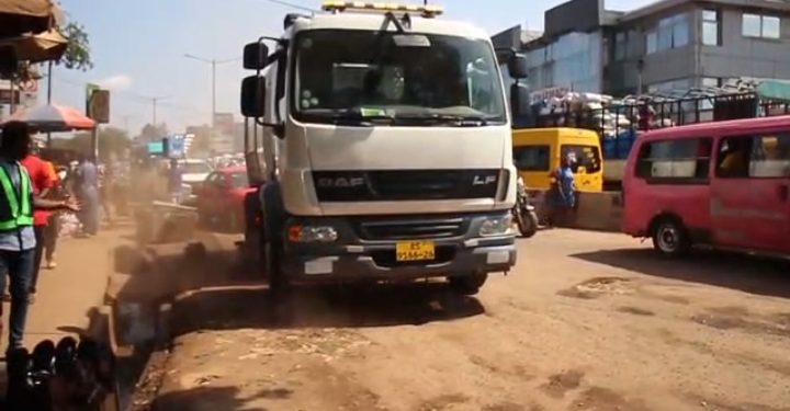 Vacuum sweeper trucks