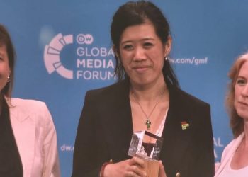 Claire Lai (M) receiving the DW Freedom of Speech Award on behalf of his jailed Father Jimmy Lai