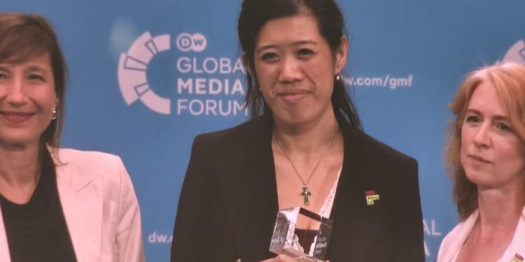 Claire Lai (M) receiving the DW Freedom of Speech Award on behalf of his jailed Father Jimmy Lai